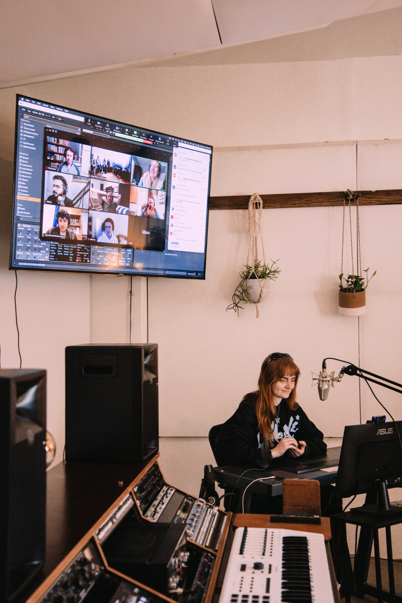 mentor teaching in an online session at Liveschool.