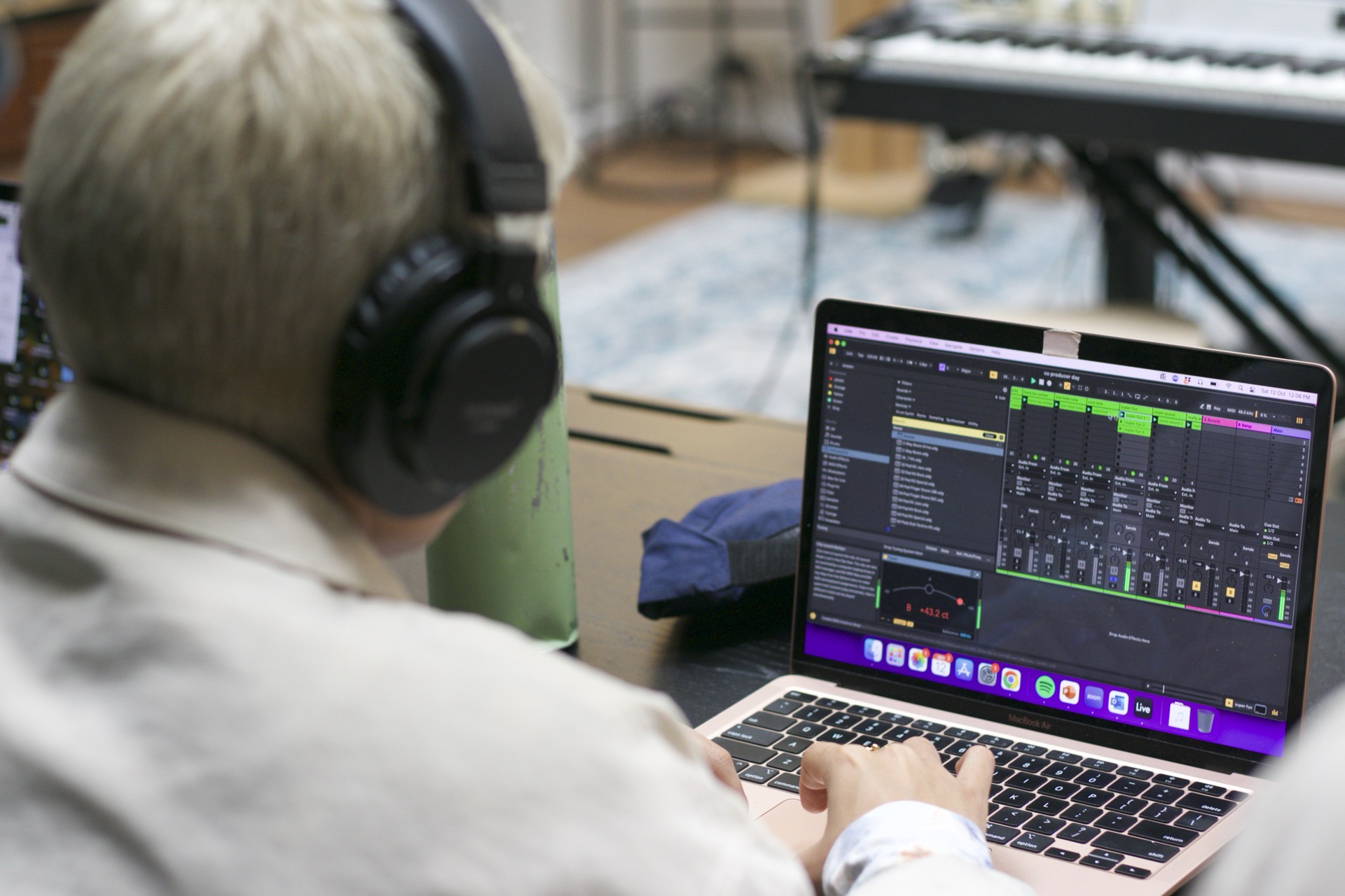student in headphones tuning a sample with Ableton Live