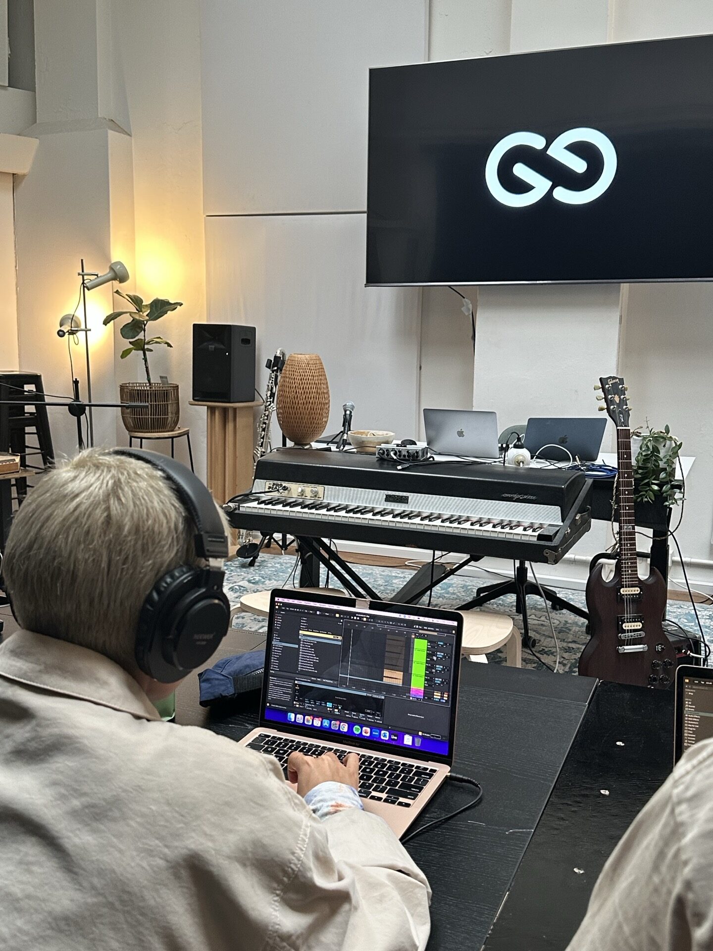 student making custom samples of guitar, oboe and rhodes keyboard in class using Ableton take lanes and Simpler instrument.